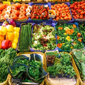 Un magasin de fruit et légumes pour les clients dans un centre ville