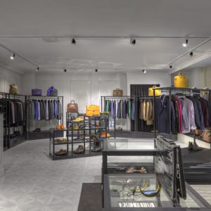 Un magasin de vêtement dans un centre commercial