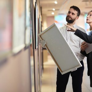 Un marchant d'art dans une galerie d'art