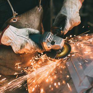 Une métallerie en action avec du métal
