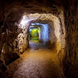 L'intérieur d'une mine avec de la lumière
