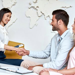 Une office de tourisme avec des voyageurs