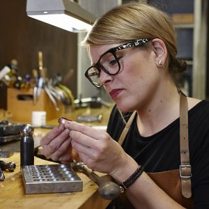 Un orfèvre pour vendre des bijoux