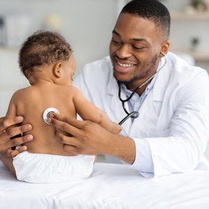 Un pédiatre avec un enfant