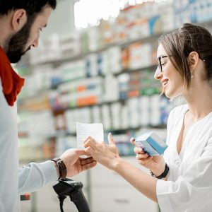 Une pharmacie avec un client et une pharmacienne