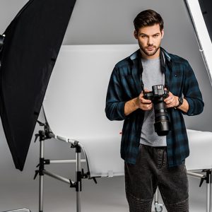 Un photographe dans un studio photo