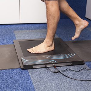 Un podologue qui effectue un exercice sur un patient