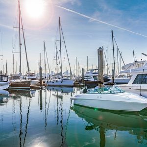 Le port de plaisance avec des bateaux