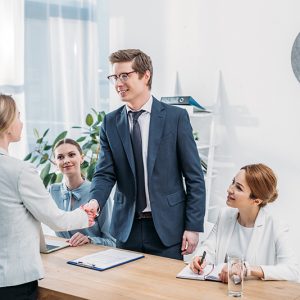 Un recruteur avec un candidat