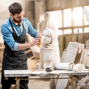 Un sculpteur de pierre et autres matérieaux