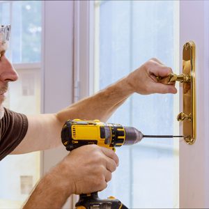 Un serrurier qui répare une serrure