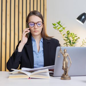 Un service juridique dans son bureau