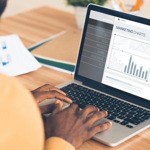 Un service de marketing internet avec des ordinateurs et des logiciels de marketing