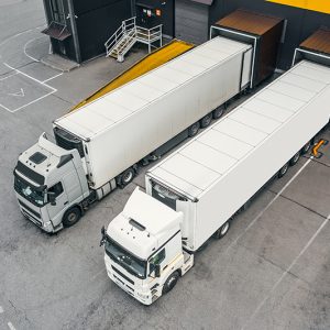Une société de transport routier avec des camions