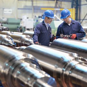Une usine d'acier inoxydable avec des salariés