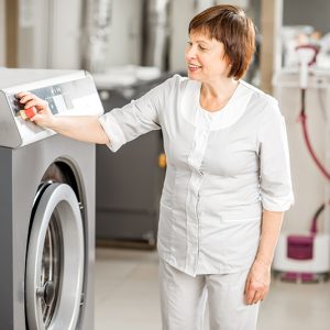 Une blanchisserie avec une machine à laver