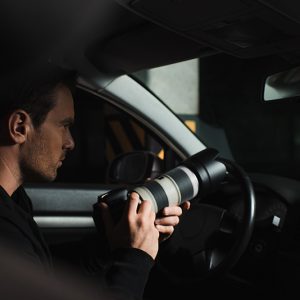 Un détective prive en action dans sa voiture